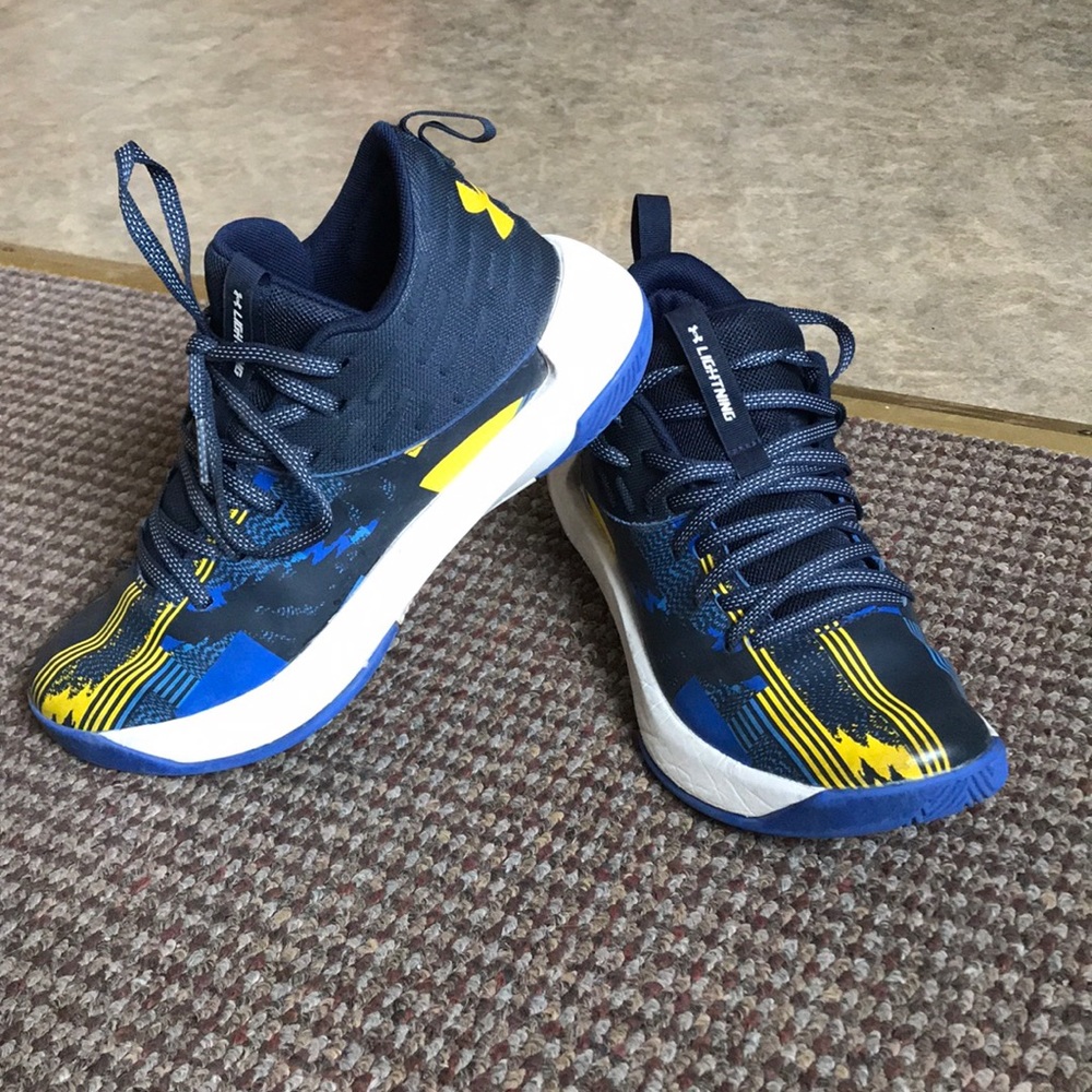 Under Armour basketball shoes for kids/ Curry